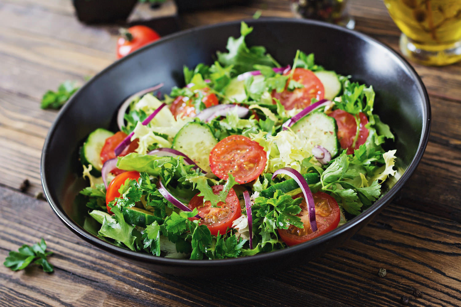 Salade Estivale de Tomates, Concombre et Oignons Rouges - Un Repas Vegan Plein de Vitamines