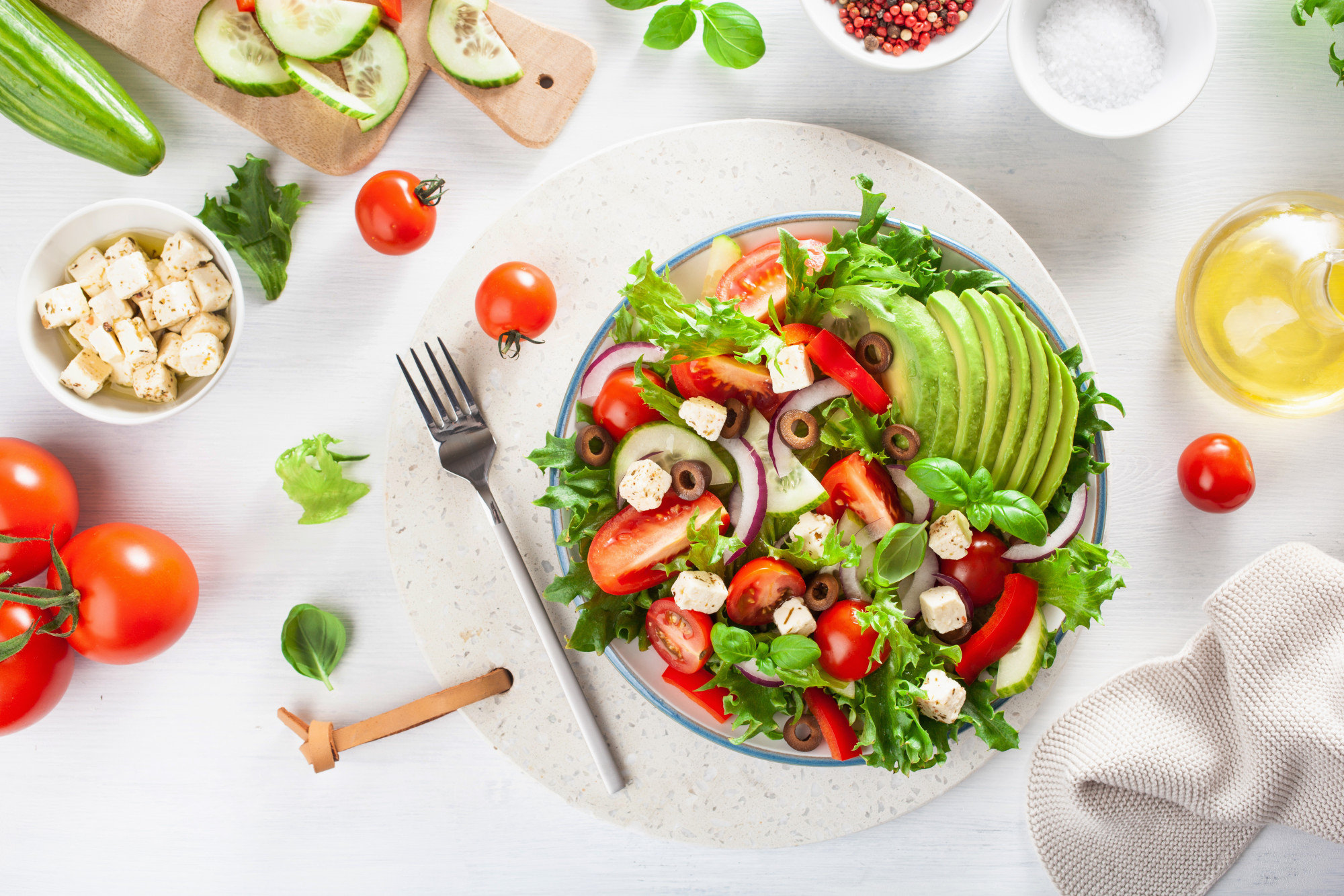 Salade Grecque à l'avocat, tomate, fromage feta, olives, concombre, oignon et laitue