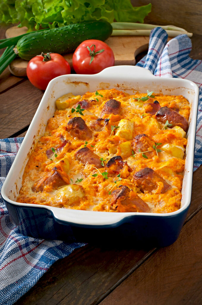 Plaisir automnal: Gratin de saucisse, bacon, pommes et courge | Recette réconfortante