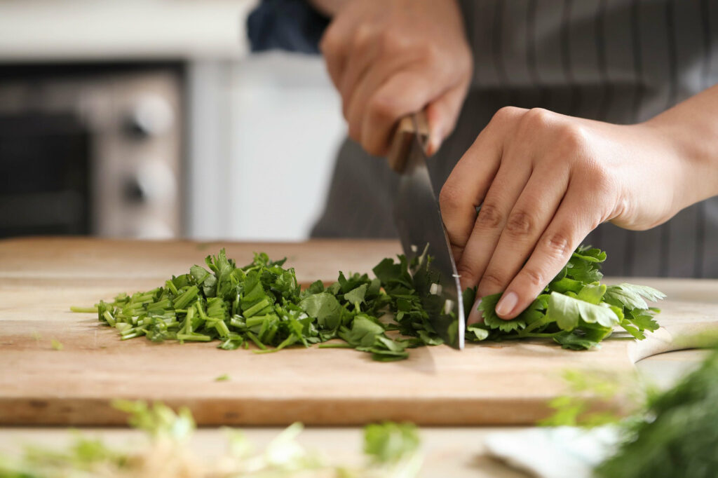 Astuce : comment hacher finement les herbes sans les abîmer